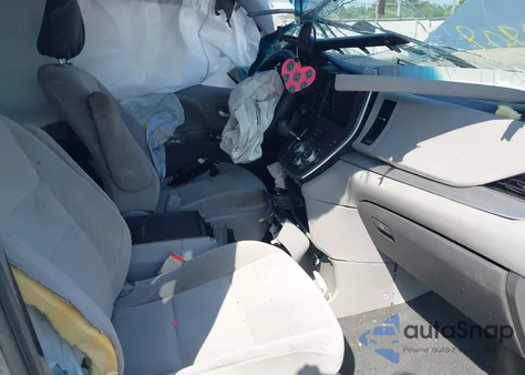 2017 Toyota Sienna Le 8 Passenger z USA, uszkodzony, nr VIN 5TDKZ3DC3HS771467